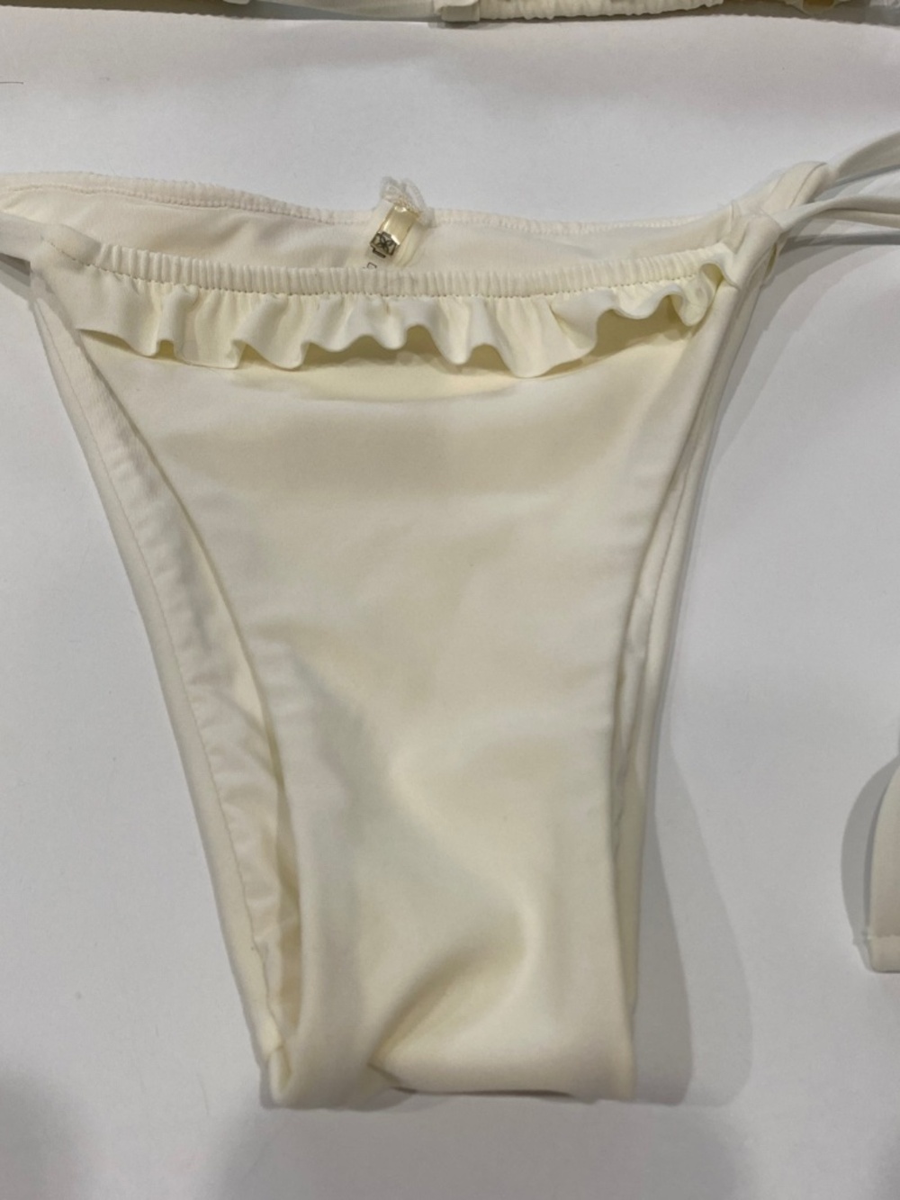 Devon Windsor small ruffle bikini off white - Picture 4 of 6